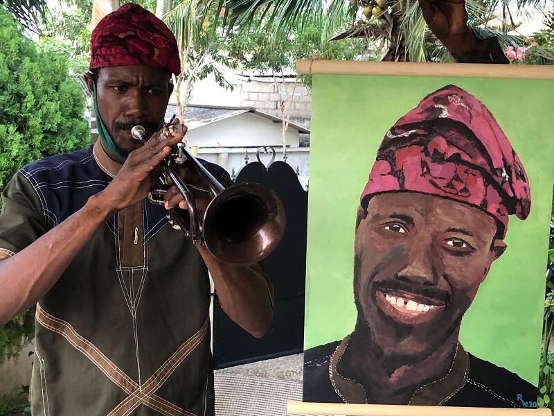 Jean-Louis was verbaasd en heel blij; hij had toevallig zijn trompet bij zich en blies als dank het volkslied van Benin!