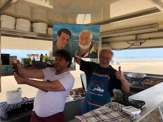 David en Kees zijn blij met hun gratis schilderij!