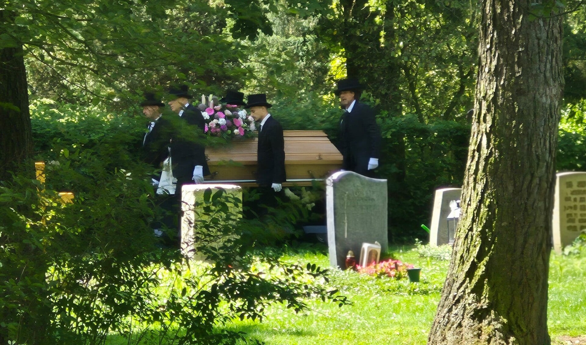 Bestatter auf dem Friedhof Ricklingen