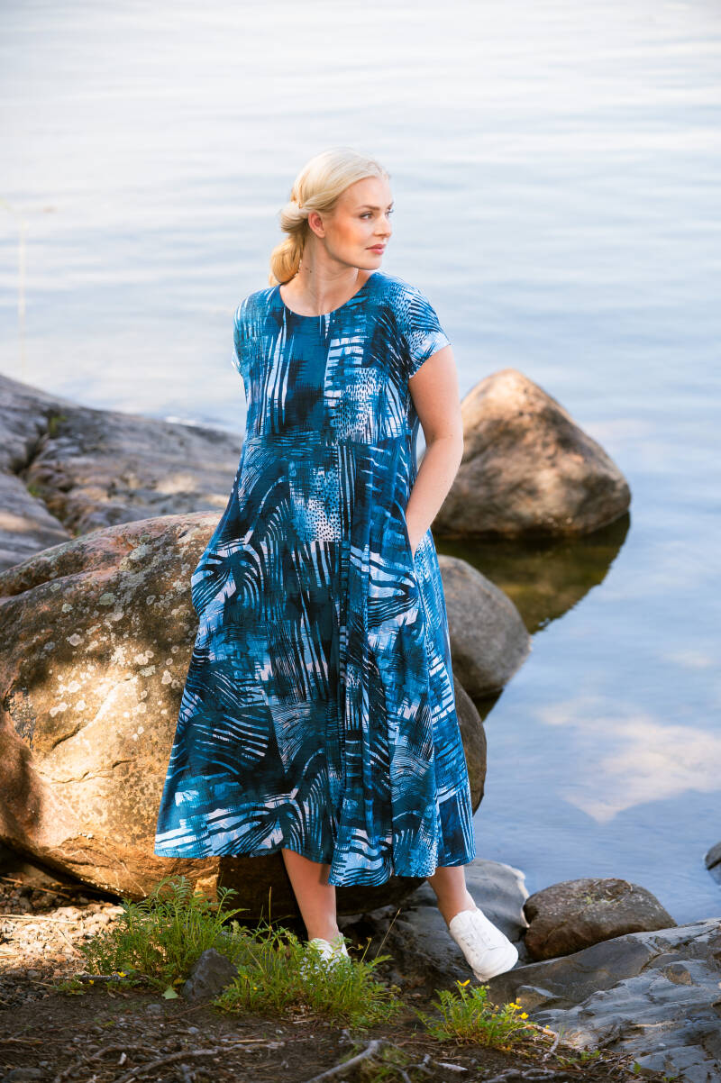 aino_2027_ss_hi_kaiku_amanda_long_0234_19145-standard-v3bs3t.jpg