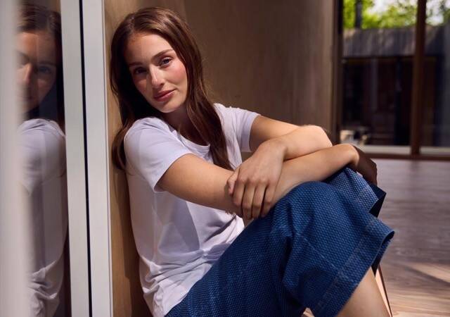 laurie1-standard-v56zqn.jpg