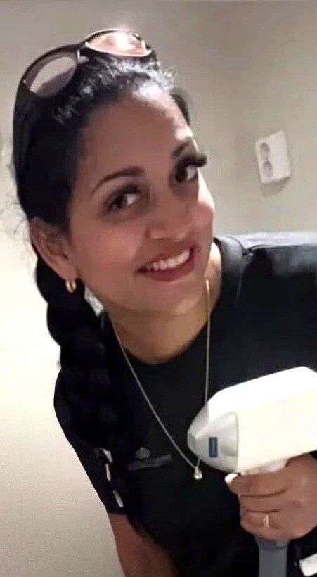 Sangita, eigenaar van Beauty Kliniek Den Bosch, tijdens een laserontharingsbehandeling