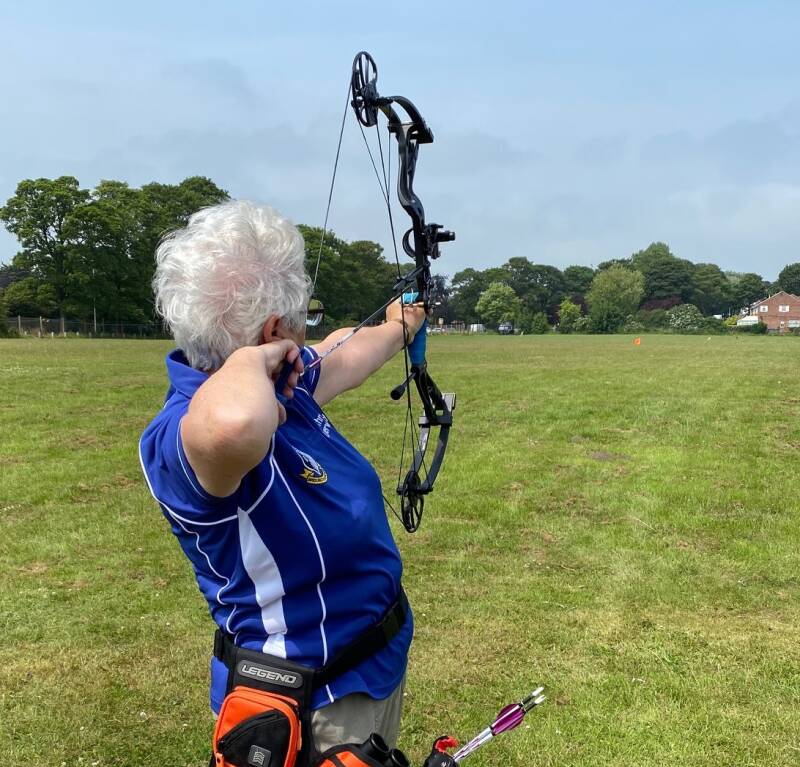 compund bow archer aiming clout style