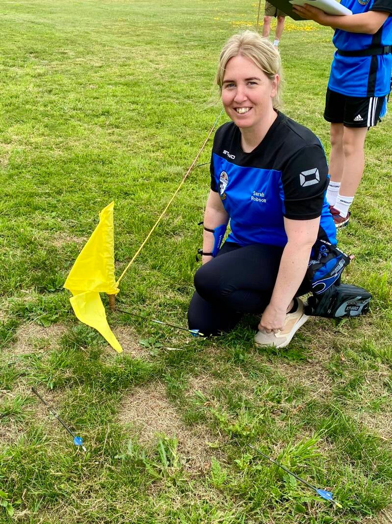 Sarah pins the post