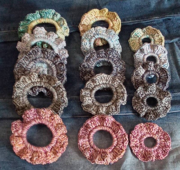 COLETERO-SCRUNCHIE CROCHET LANA CAMBIANTE 5 COMBINACIONES DE COLOR DISTINTAS