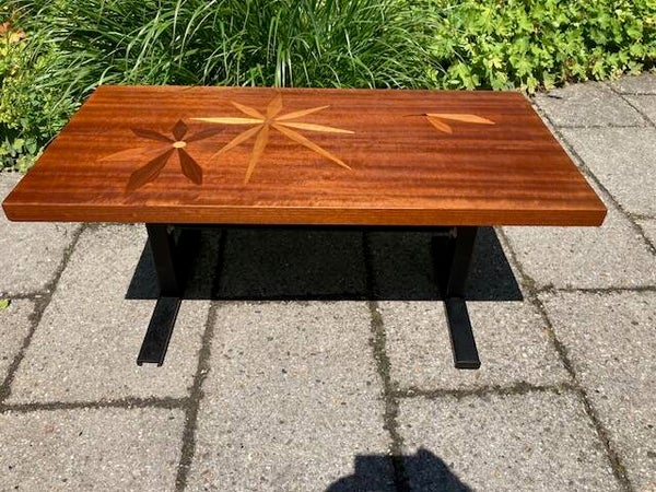Bijzondere salon tafel met lelie en libelle in fineer