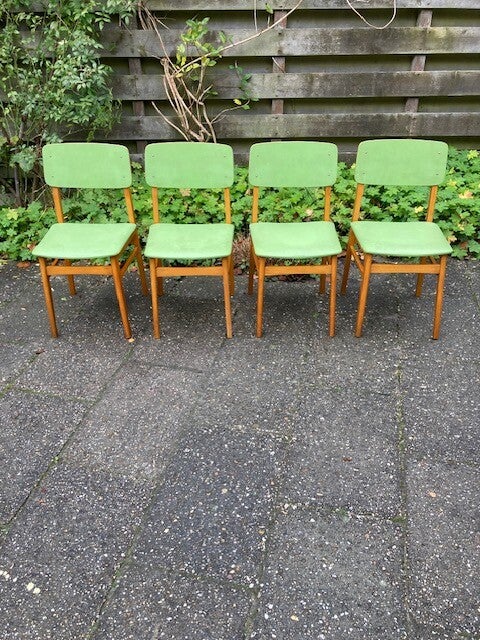 Vier fraai groen gekleurde vintage stoelen