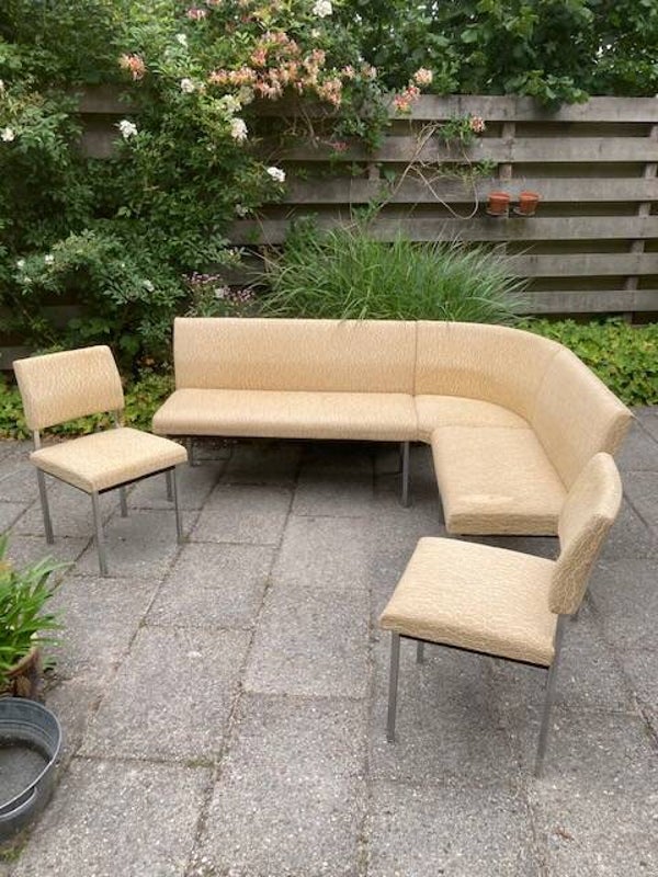 Vintage hoekbank met twee stoelen