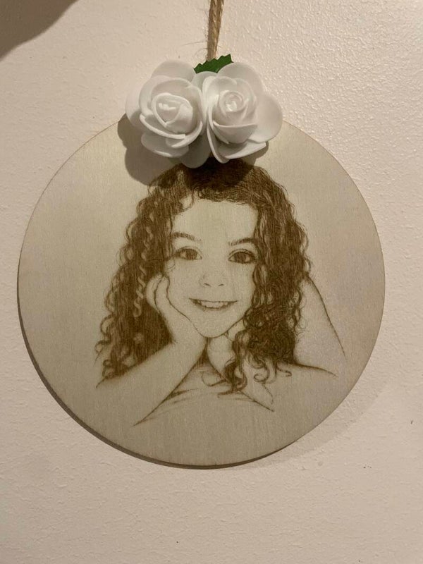 Médaillon photo personnalisé gravé sur bois – Rond avec fleurs décoratives