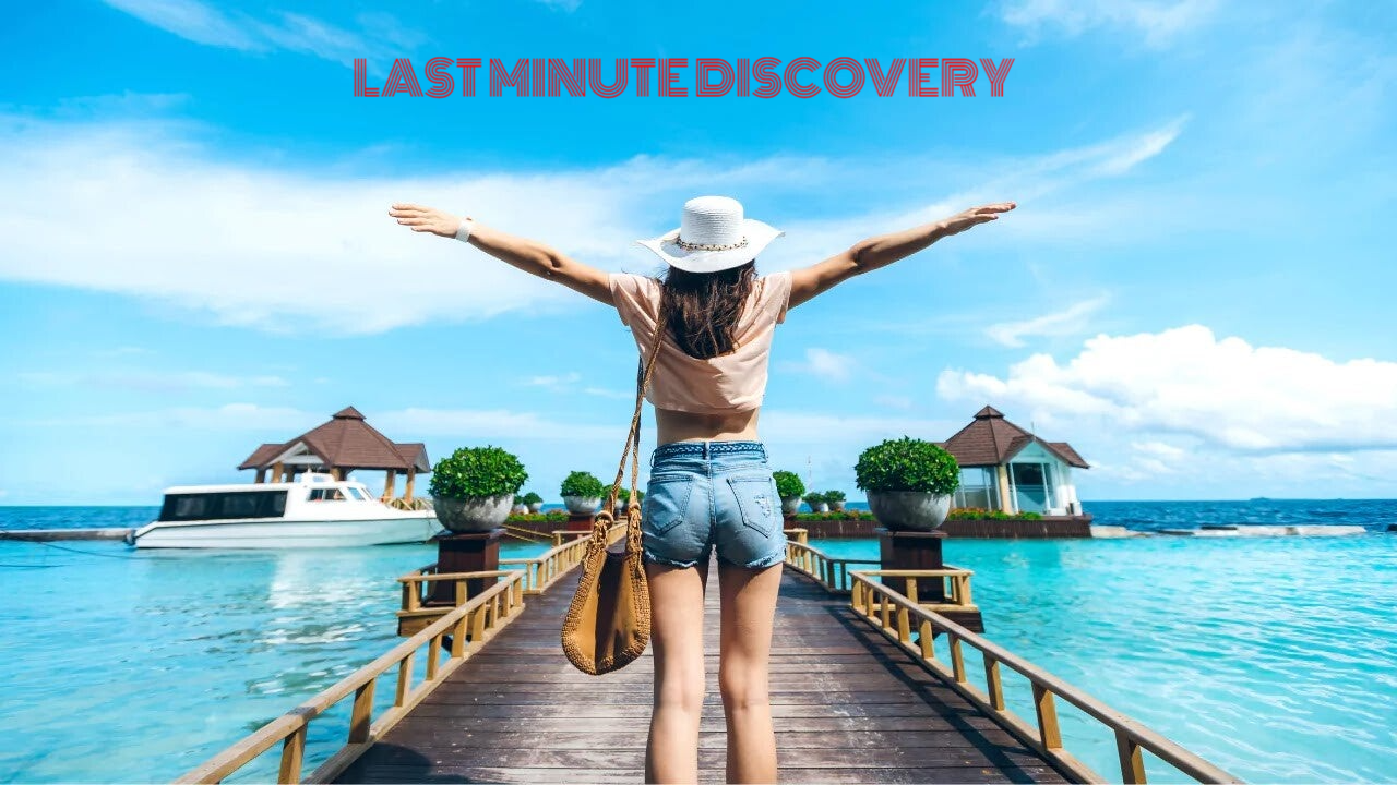 Ragazza a braccia aperte di fronte a bungalow sull'acqua alle Maldive - Clicca per cercare il tuo viaggio last-minute con GB Viaggi