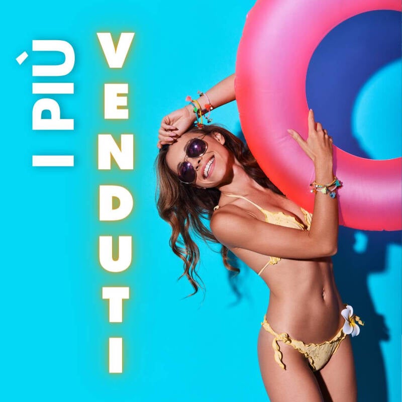 Ragazza con il costume da bagno e gli occhiali da sole, che sorride tenendo un gonfiabile stretto al corpo, con una scritta che dice: I Più Venduti (le strutture più gettonate per l'estate 2024)