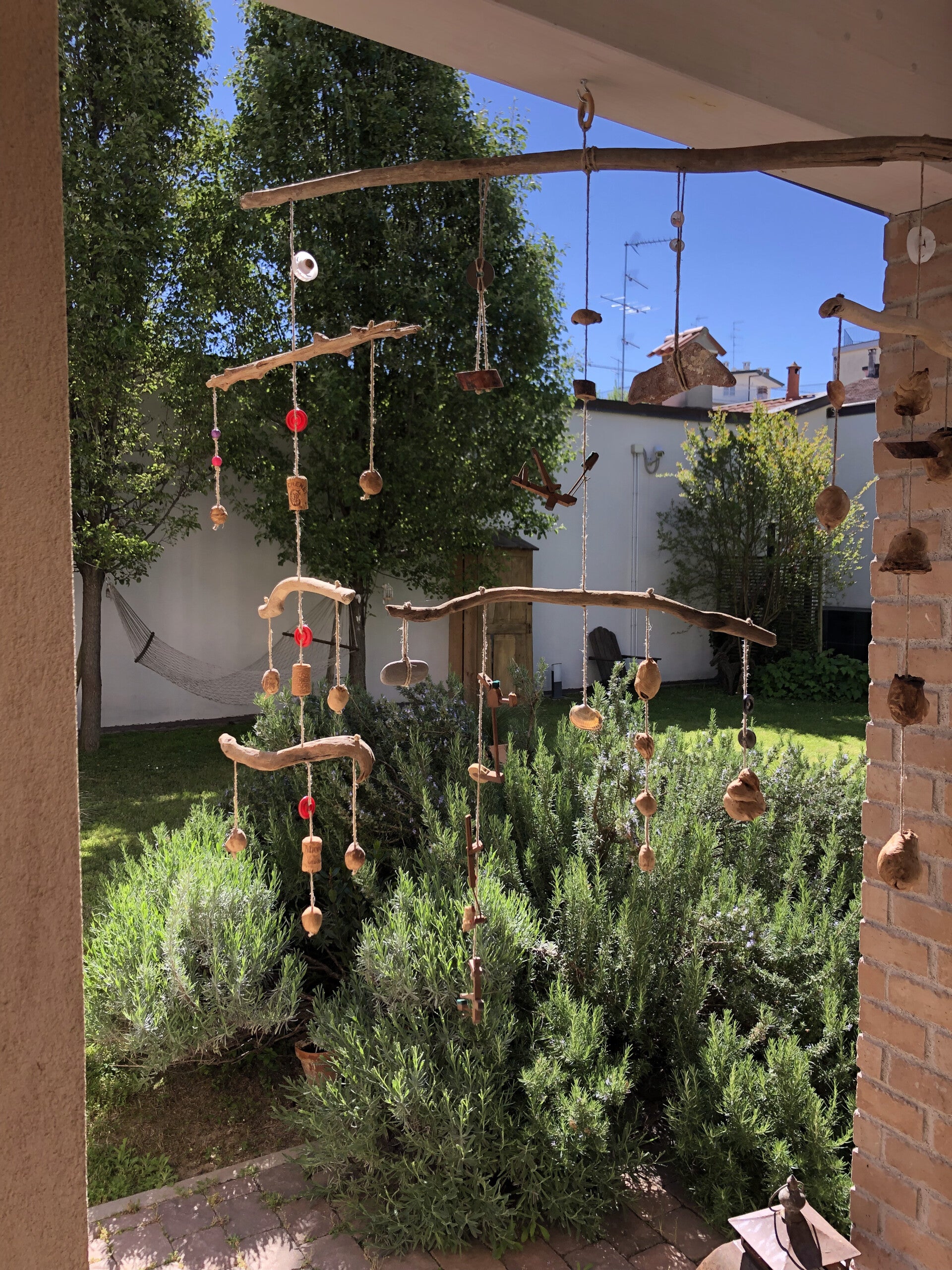 Dettaglio di uno scacciapensieri fatto in legno che decora uno degli angoli del nostro Bed and Breakfast Abitare al 42