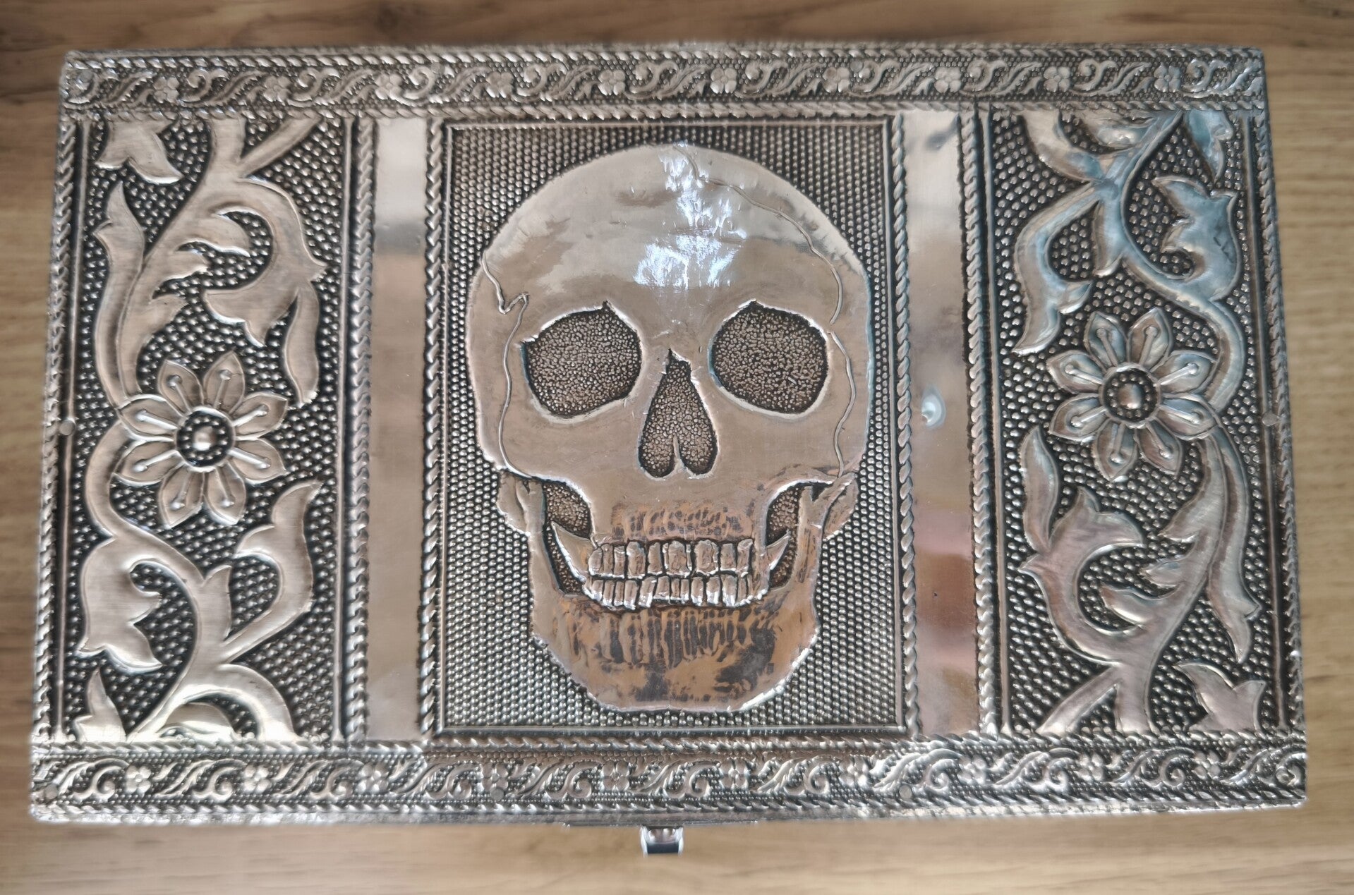 BOITE METALLIQUE AVEC CRANE