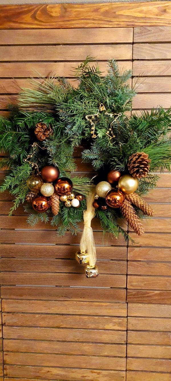 Świąteczny Wianek Bożonarodzeniowy z Ozdobami w Odcieniach Złota i Miedzi – Handmade