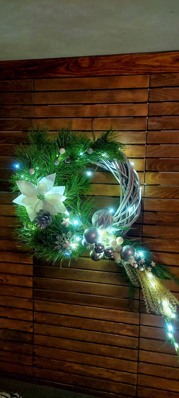 Świąteczny Wianek oświetlony z Dekoracjami – Elegancja w Srebrze i Bielu (Handmade)