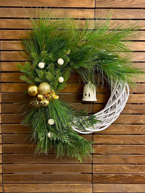 Wianek świąteczny z białą bazą i złotymi ozdobami