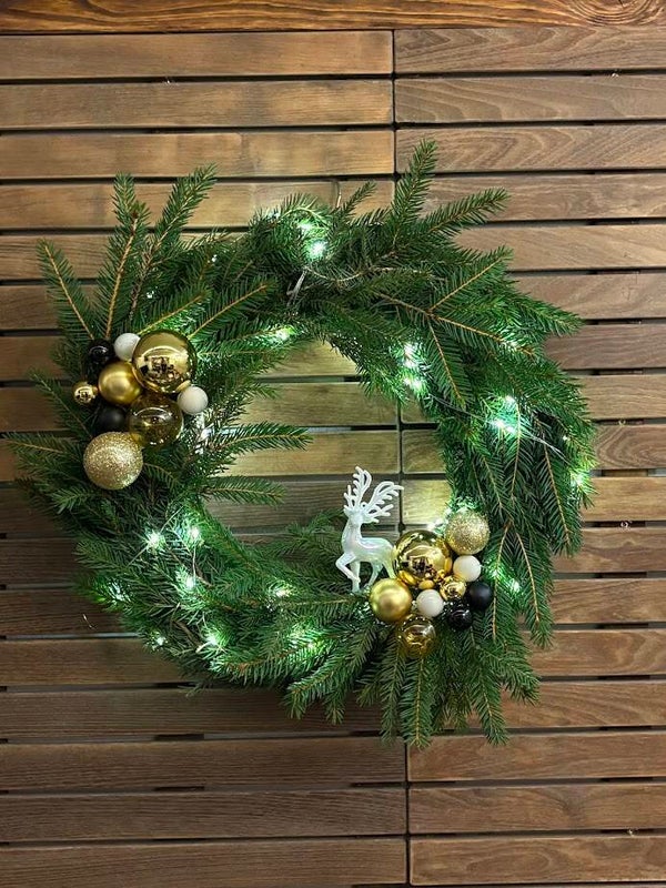 Świąteczny Wianek z Głęboką Zielenią, Złotymi Akcent