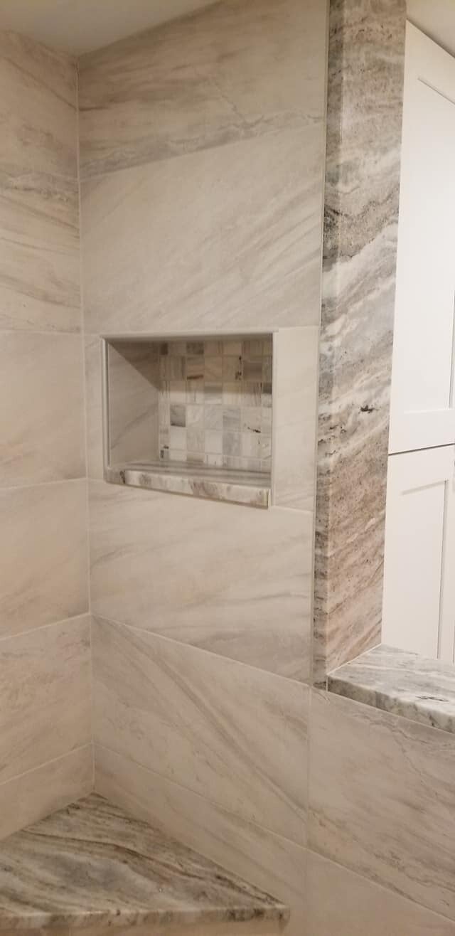 Tiled shower with a built-in recessed shelf