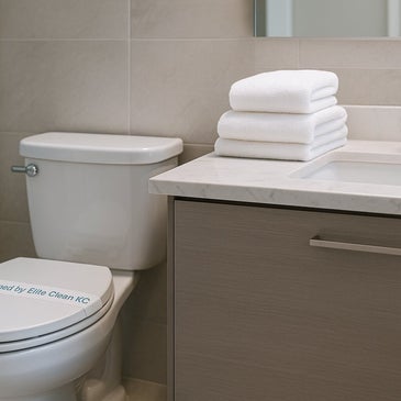 Bathroom with fresh folded towels and spotless surfaces, Elite Clean KC Airbnb turnover cleaning in Kansas City for 5-star guest-ready rentals.