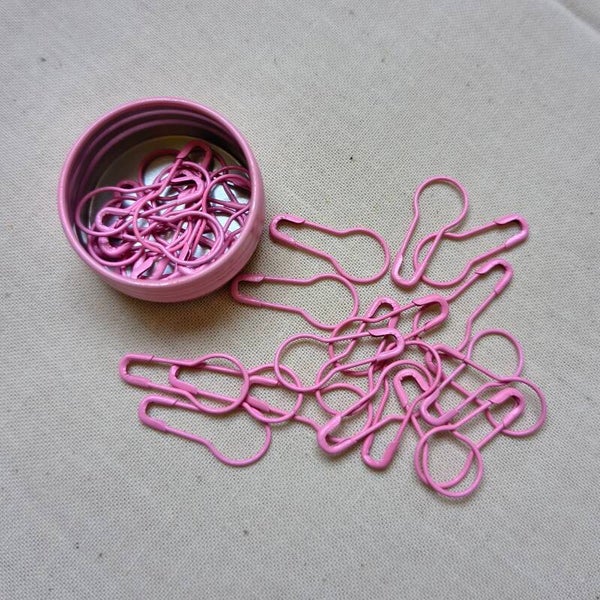 Roze blikje met roze stekenmarkeerders