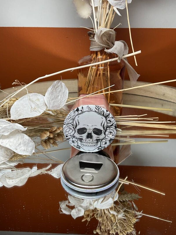 Crâne fond fleur blanc