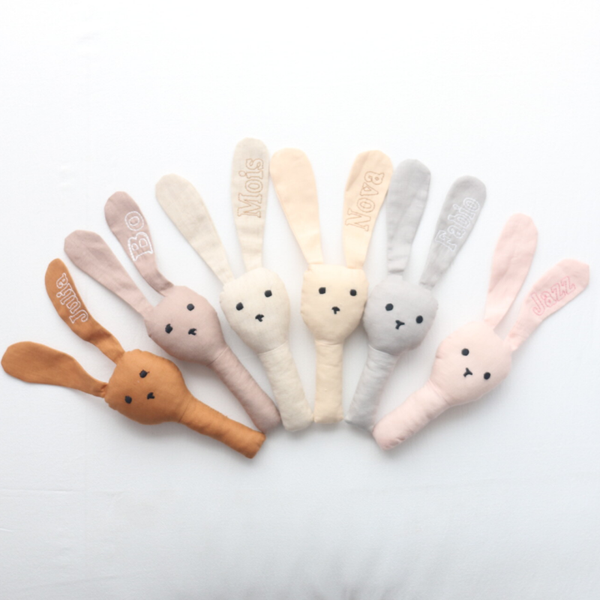 Konijn rammelaar met naam