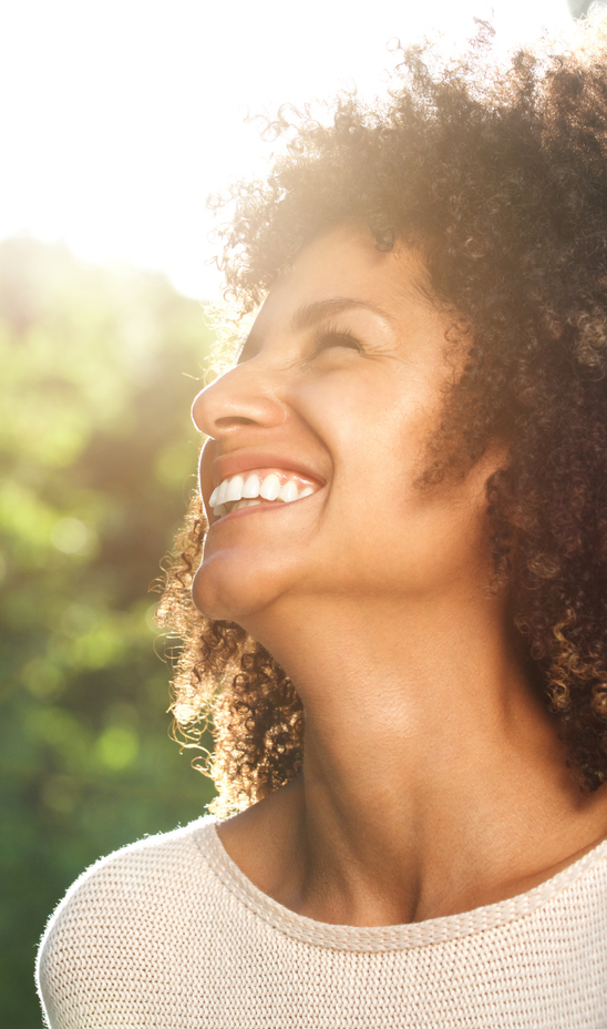 Femme avec sourire de confiance grâce à la sophrologie à Corbas