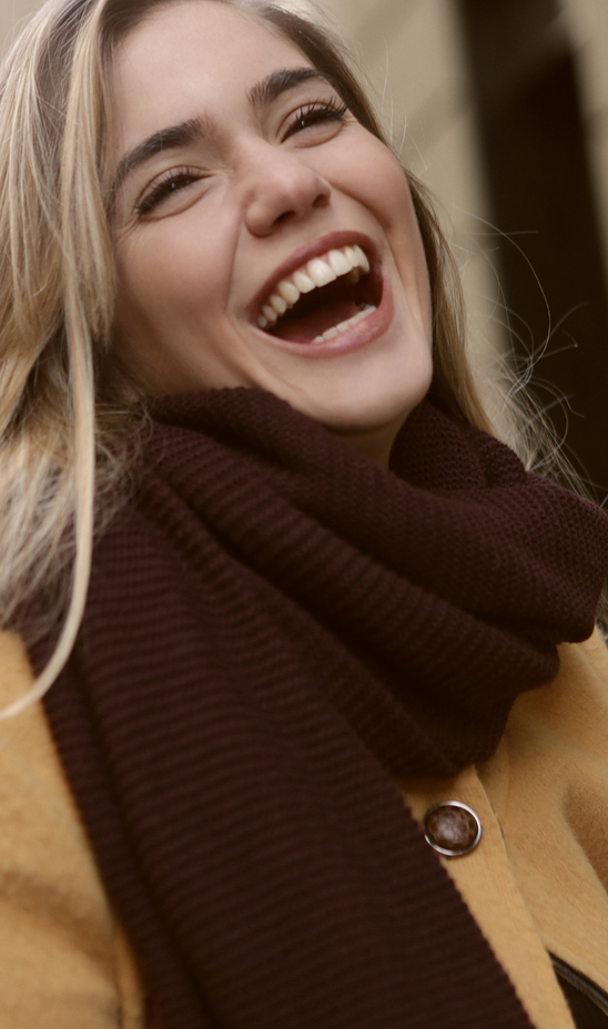 Femme avec sourire de confiance grâce à la sophrologie à Corbas