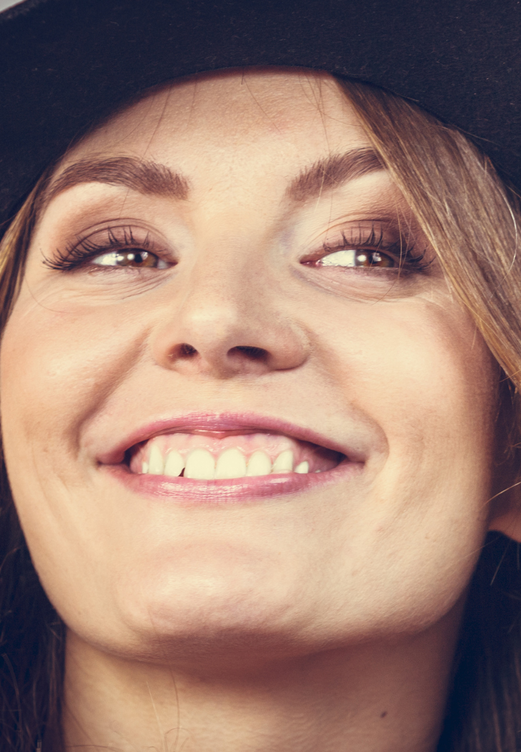 Femme avec sourire de confiance grâce à la sophrologie à Corbas