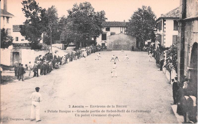 La place du village d'Ascain au début du XXe siècle