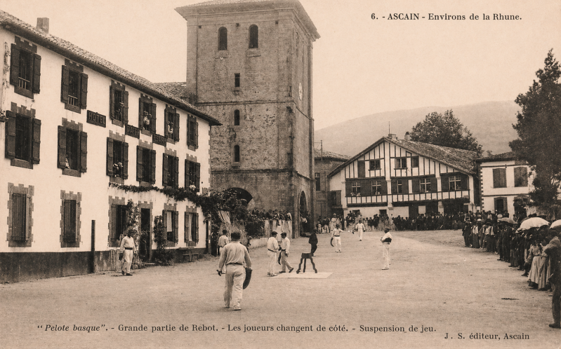 La place du village d'Ascain au début du XXe siècle