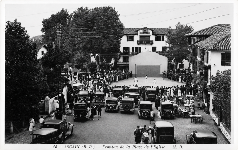 La place d'Ascain vers 1930