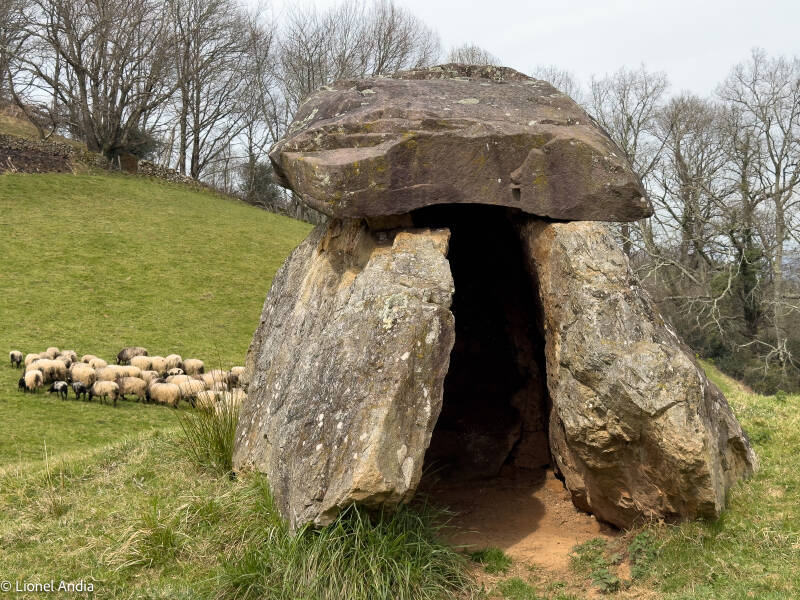 Le dolmen de Gaxteenia à Mendive