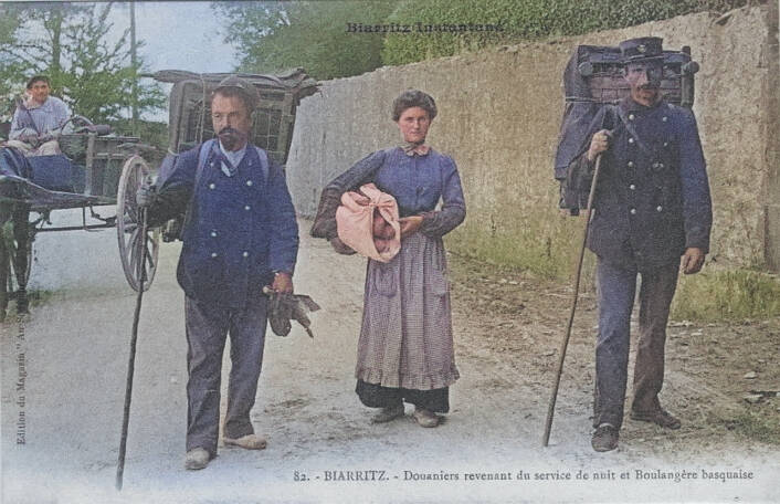 Douaniers revenant de leur service de nuit avec leur lit d'embuscade, au début du XXe siècle