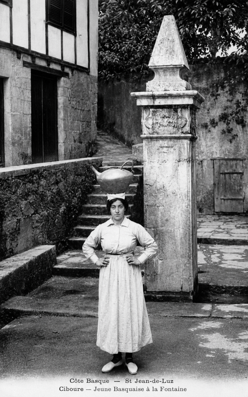 La vieille fontaine de Ciboure au début du XXe siècle