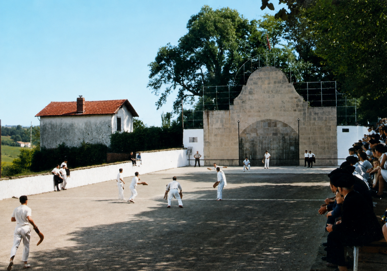 Le fronton du village de Sare fin des années 1950