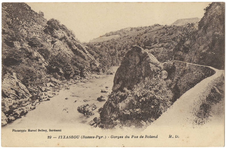 Vers 1880, le Pas de Roland présentait un paysage entièrement naturel, avant que la construction de la ligne ferroviaire Bayonne – Saint-Jean-Pied-de-Port, à la fin du XIXᵉ siècle, ne transforme le site avec le passage du train.