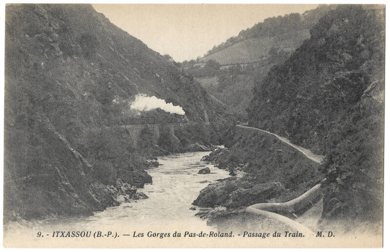 Vers 1880, le Pas de Roland présentait un paysage entièrement naturel, avant que la construction de la ligne ferroviaire Bayonne – Saint-Jean-Pied-de-Port, à la fin du XIXᵉ siècle, ne transforme le site avec le passage du train.