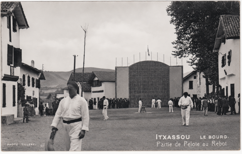 Partie de robot au fronton de la place d'Itxassou en 1912
