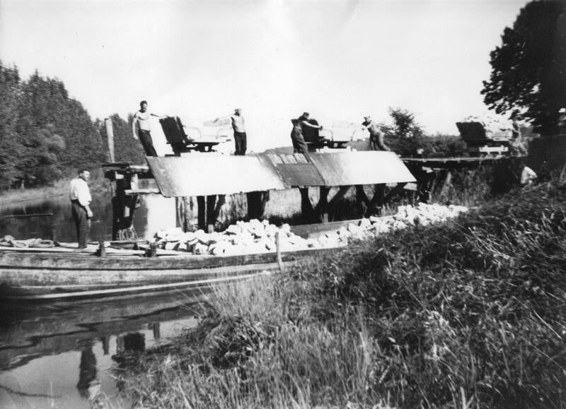 Chargement d'une galupe par des prisonniers allemand en 1946