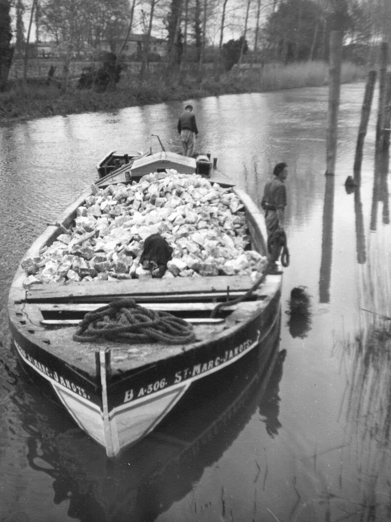 Transport de la Pierre de Bidache par voie fluviale dans les années 1940