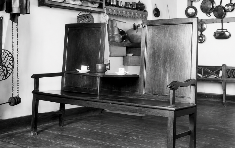 Le züzülü : le banc emblématique du mobilier basque traditionnel