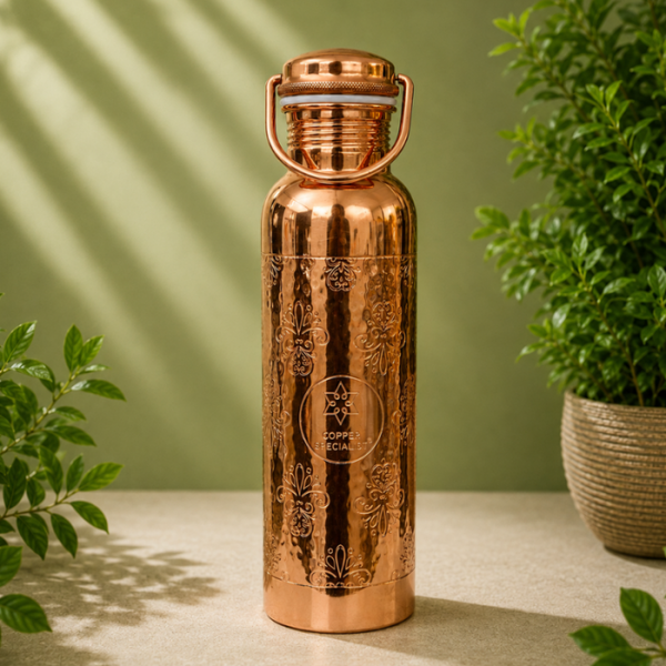 Puur koperen waterfles met handgreep – gegraveerd sierpatroon. 1ltr