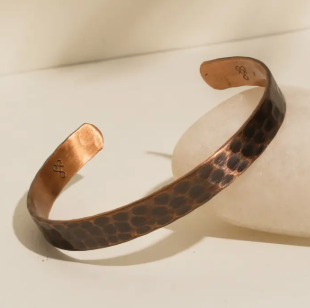 Antieke puur-koperen armband met lichte hamerslag, zonder magneten