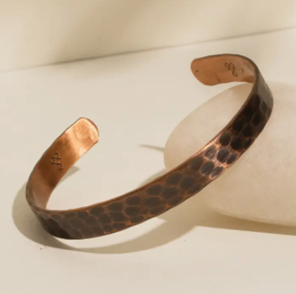 Antieke puur-koperen armband met lichte hamerslag, zonder magneten