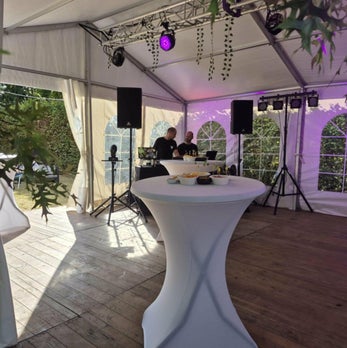 Team Fomo tijdens een privéfeest