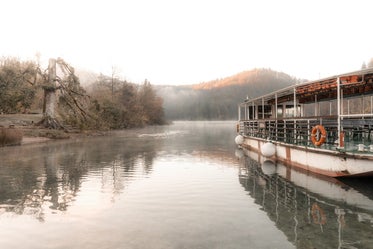 Ein Herbstmorgen am Plitvicer See, eingefangen in sanften Nebelschleiern und warmen Farben. Pure cineastische Ästhetik, die zum Träumen einlädt.