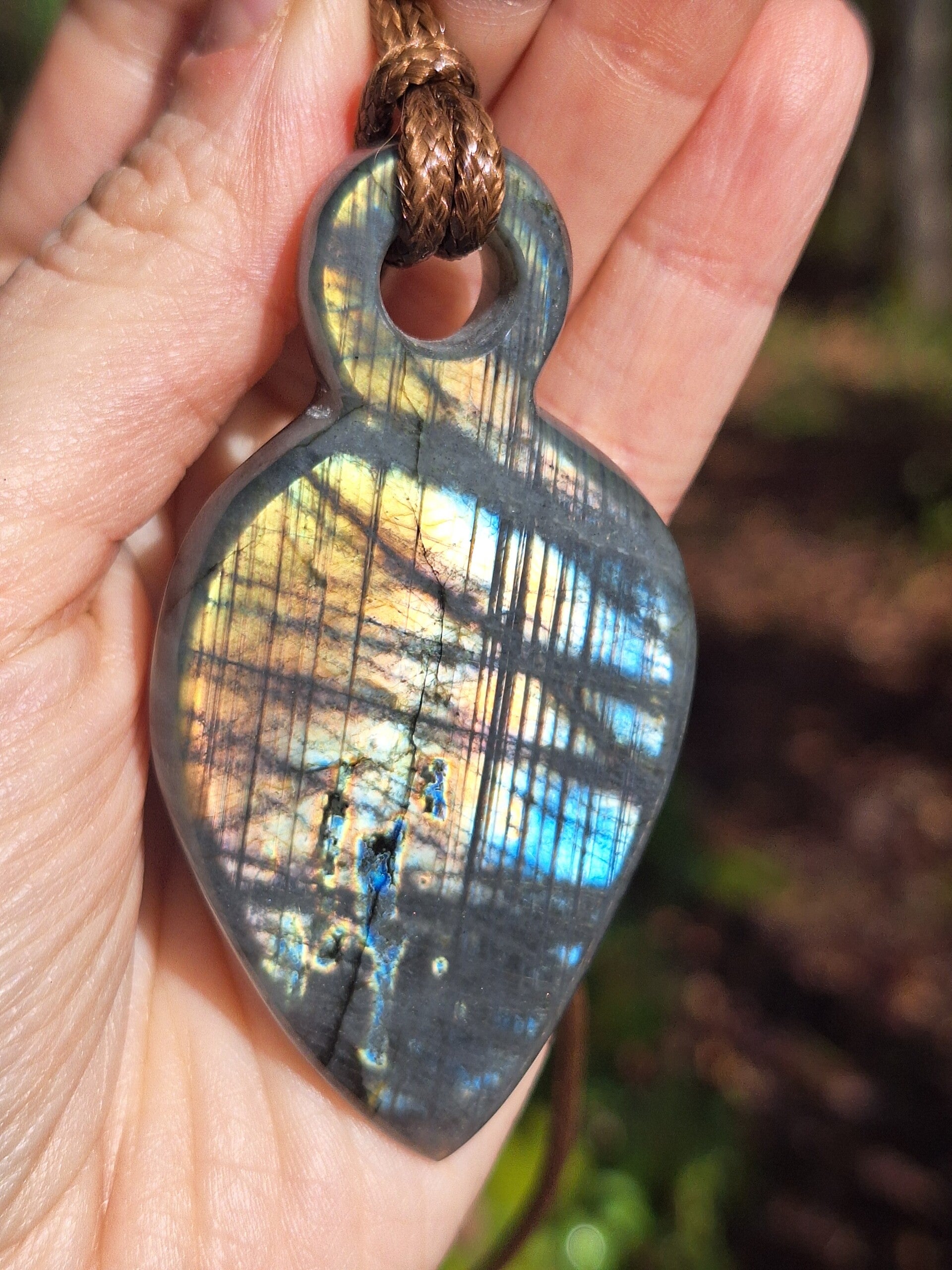 Amulette Féminin Sacré Labradorite