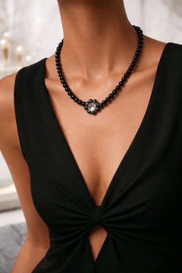 Nachtblüte mit Goldfarbenen Verschluss – Handgefertigte Perlenkette in Schwarz & Schimmerklar