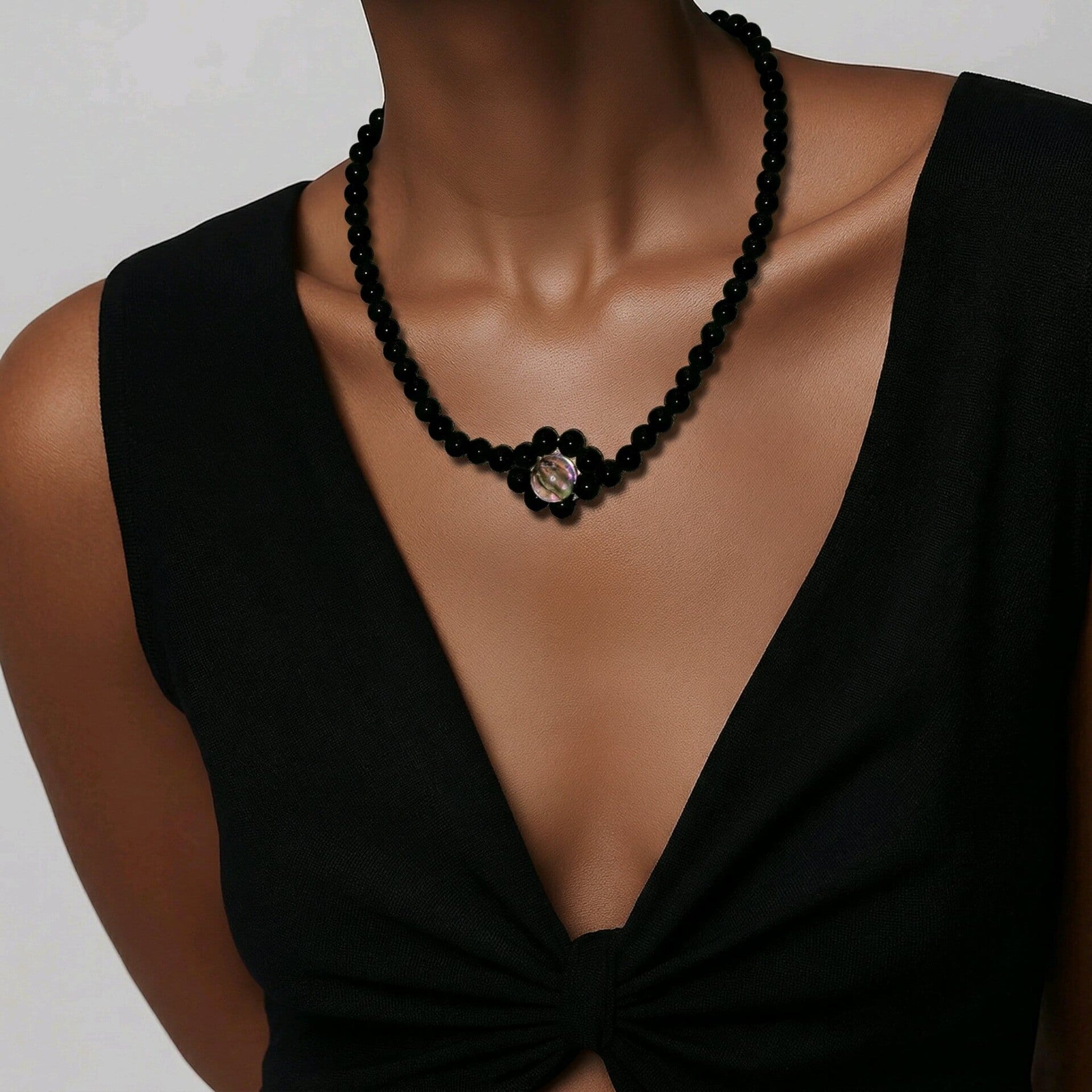 Nachtblüte mit Silberfarbenen Verschluss– Handgefertigte Perlenkette in Schwarz & Schimmerklar